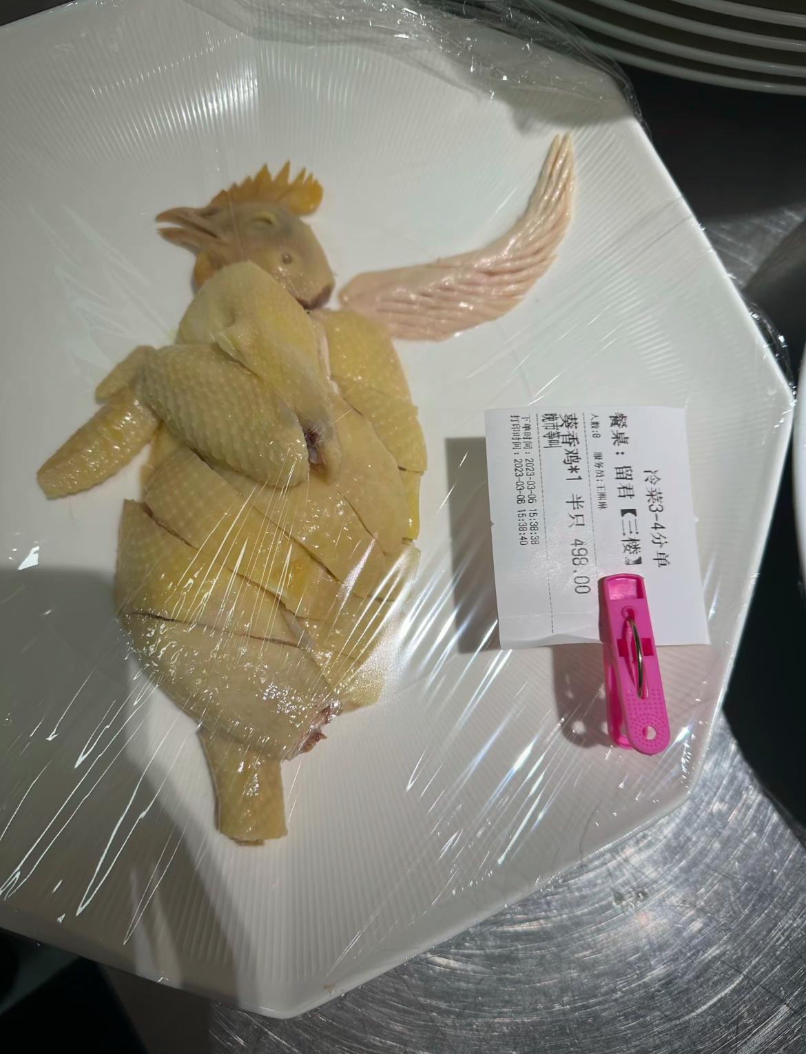 当顾客质疑时店员淡定甩出王炸解释这鸡喝牛奶长大