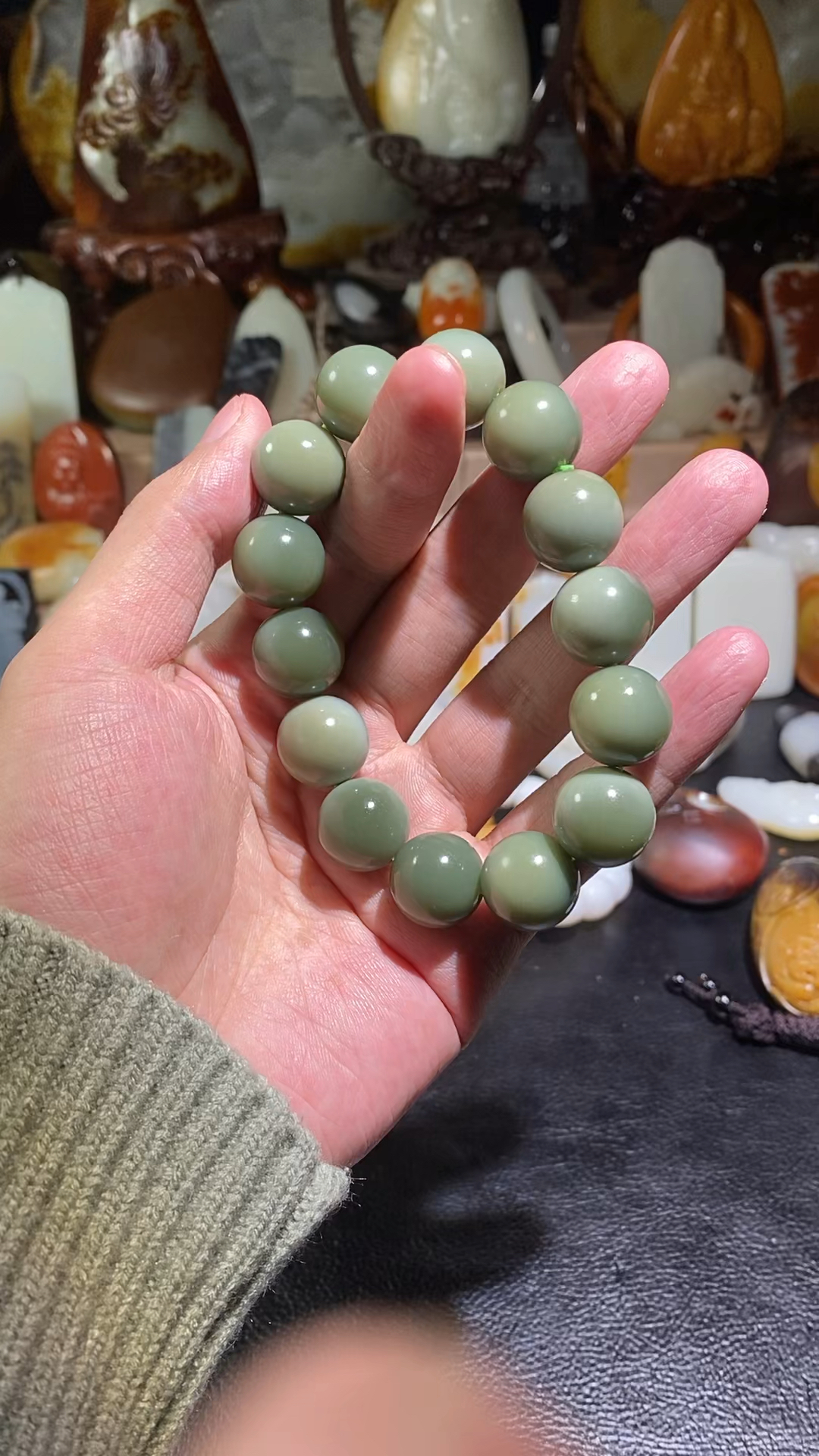 和田玉沙枣青手串