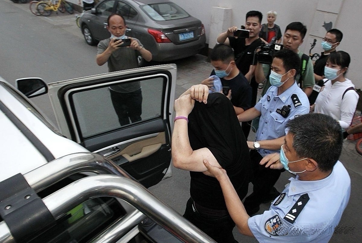 前阵子有个上海的女的,在家正窝沙发上看电视呢