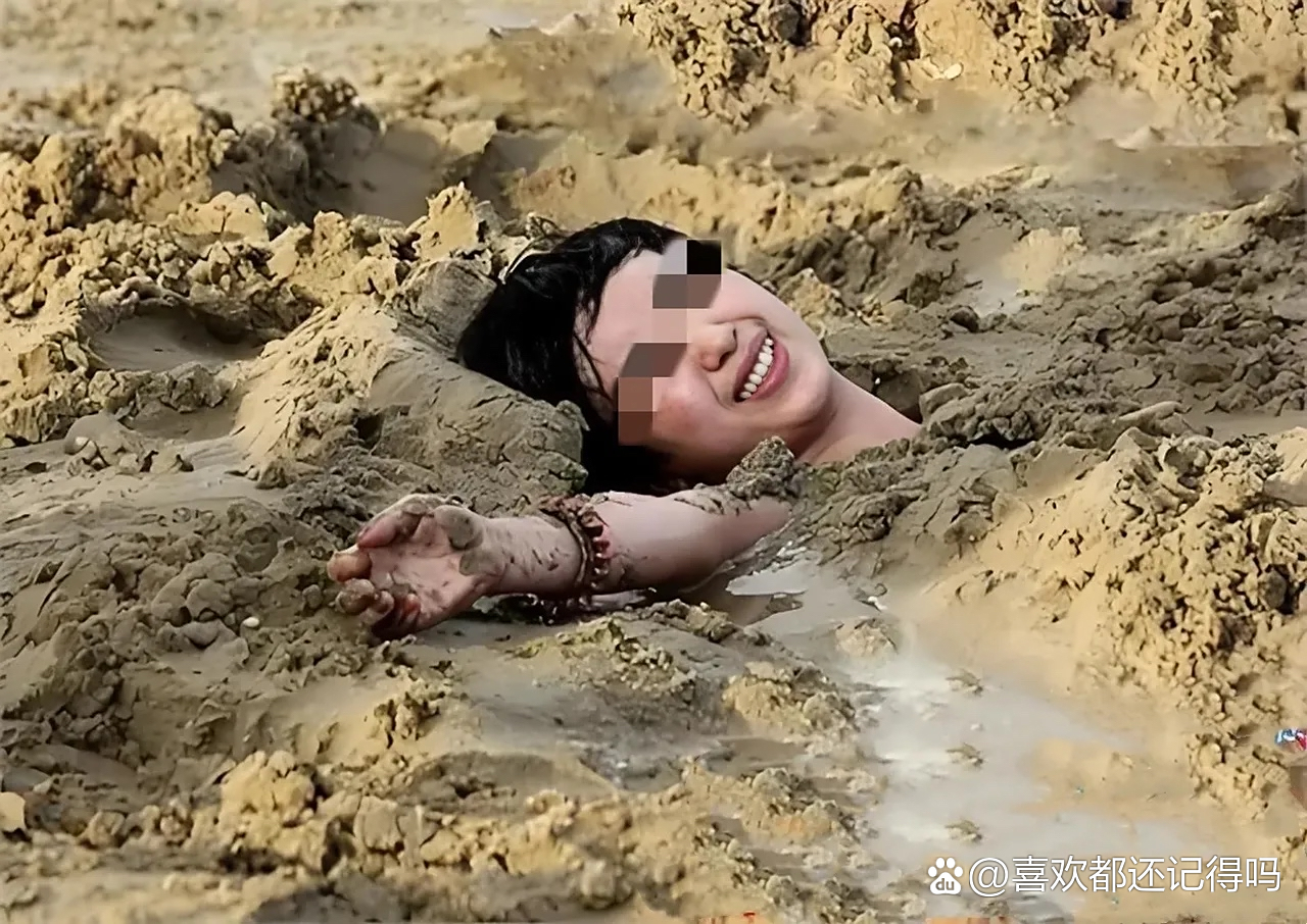 小时候王丽家条件一般,张圆圆家在北京有好几套房,妥妥的"小 黄 "