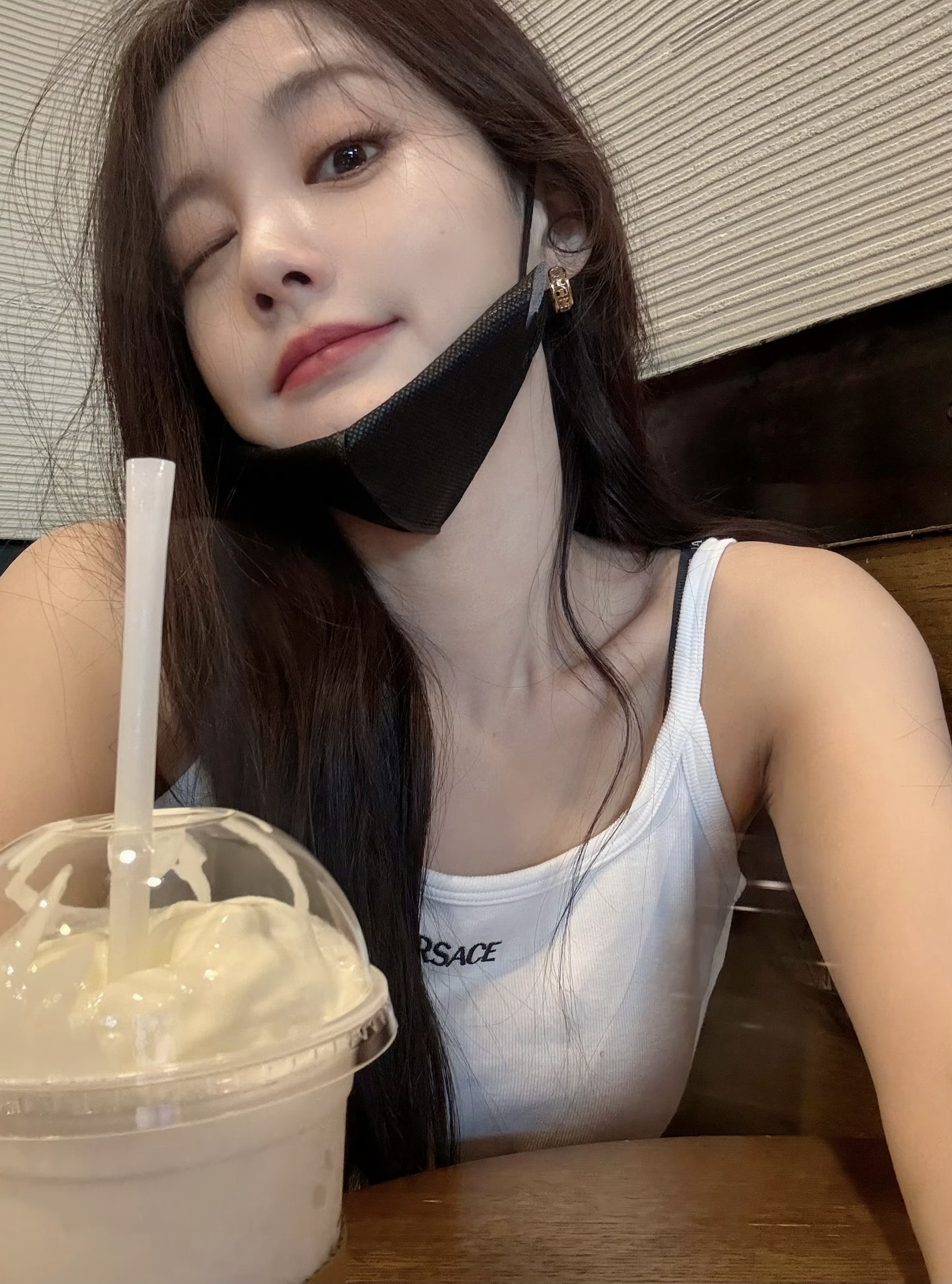 腿精同时还有着教科书级的腰臀比骨盆端正臀线高整体体态挺拔