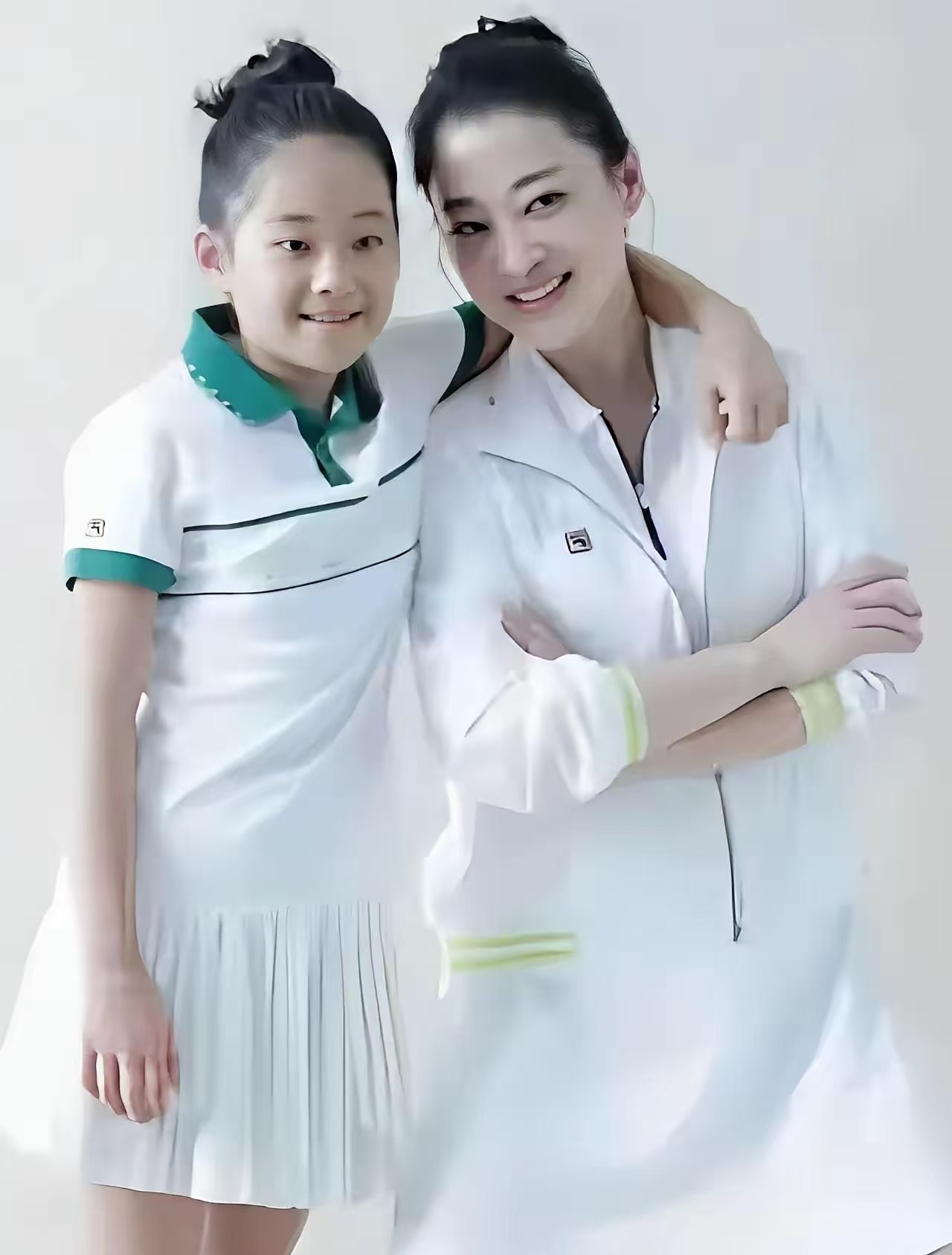 49岁梅婷和女儿的杂志网友直言女儿颜值跟路人没区别