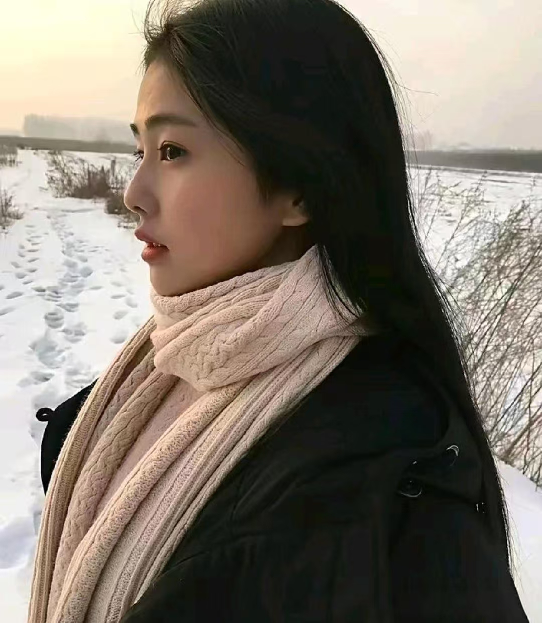 白鹿刚出道时长相就是很邻家很普通的样子没什么特别惊艳的地方