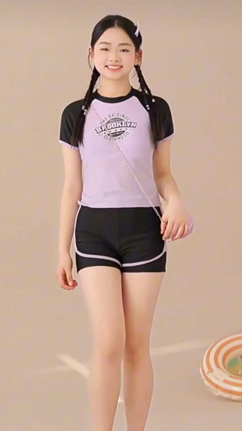 青春可爱的泳装少女