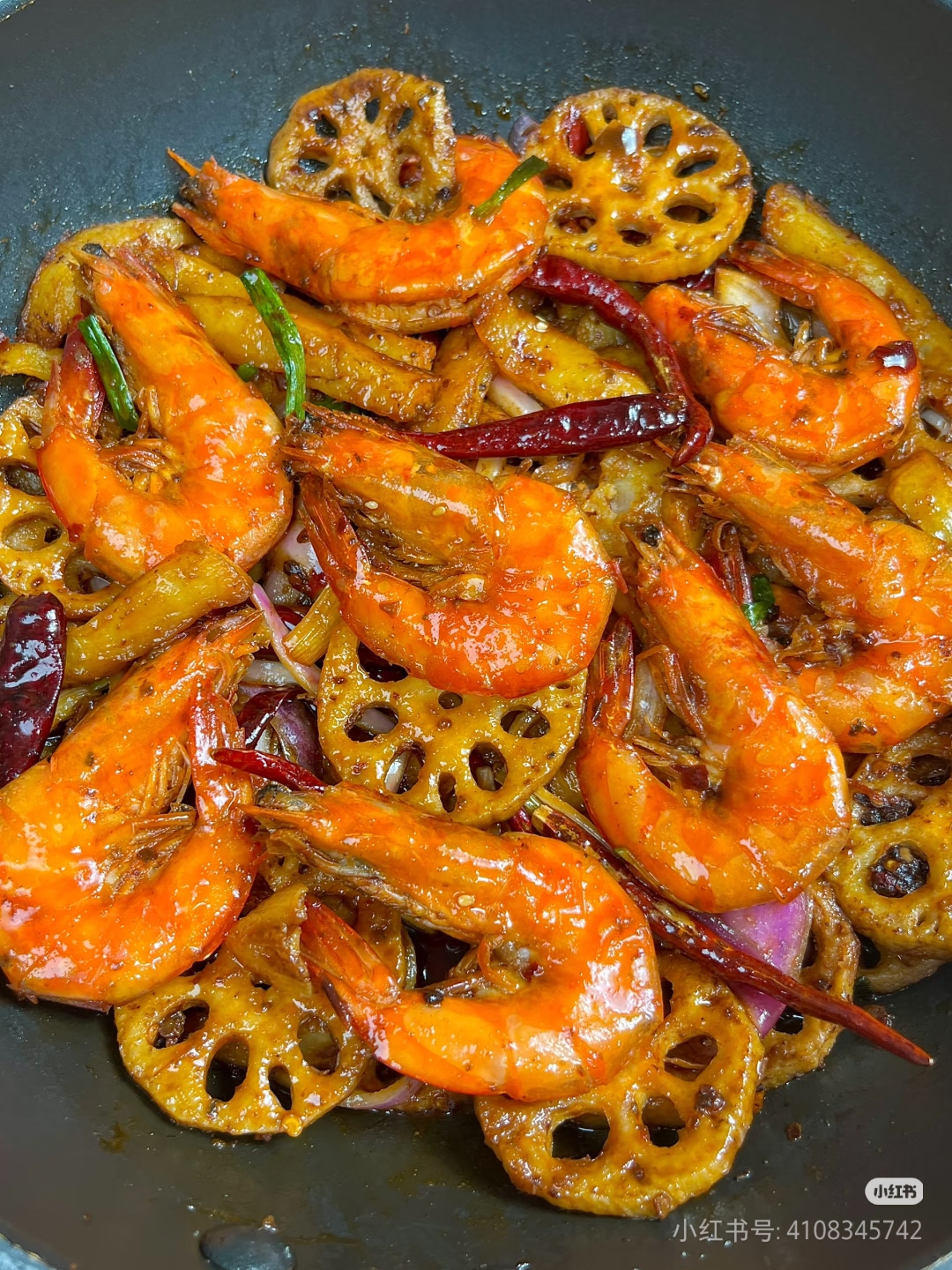 香辣干锅虾:鲜虾开背去虾线,藕切片,土豆切条,分别过油至金黄