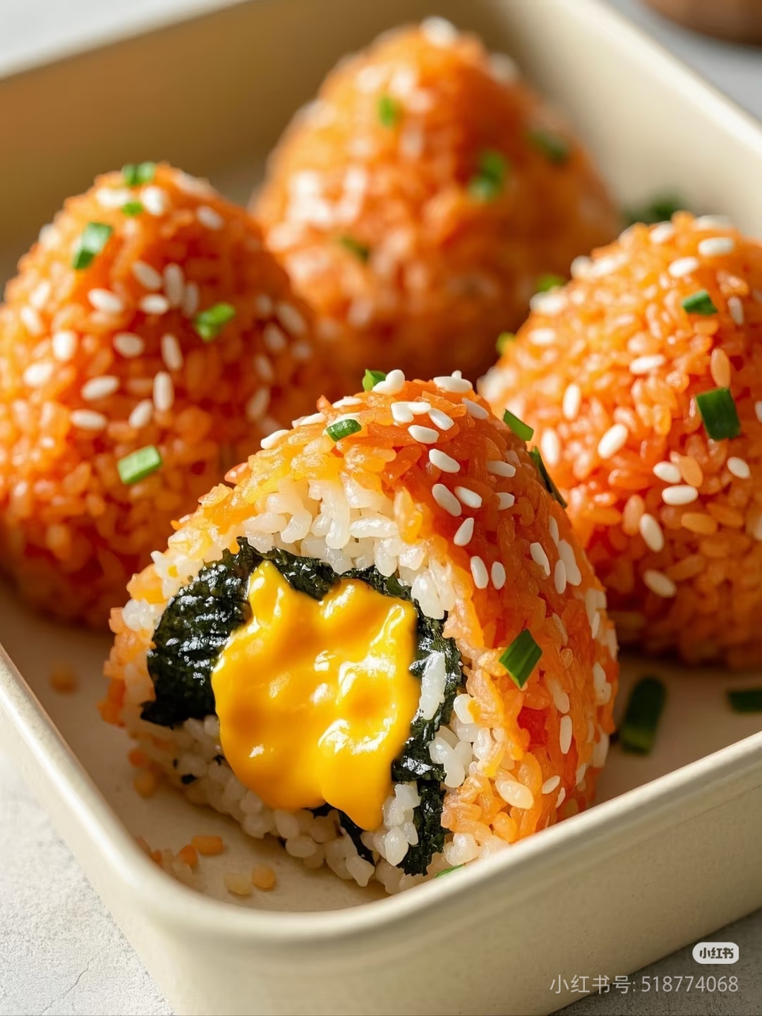 烤箱里稍稍烤制待饭团外皮微酥芝士在内部融化咬