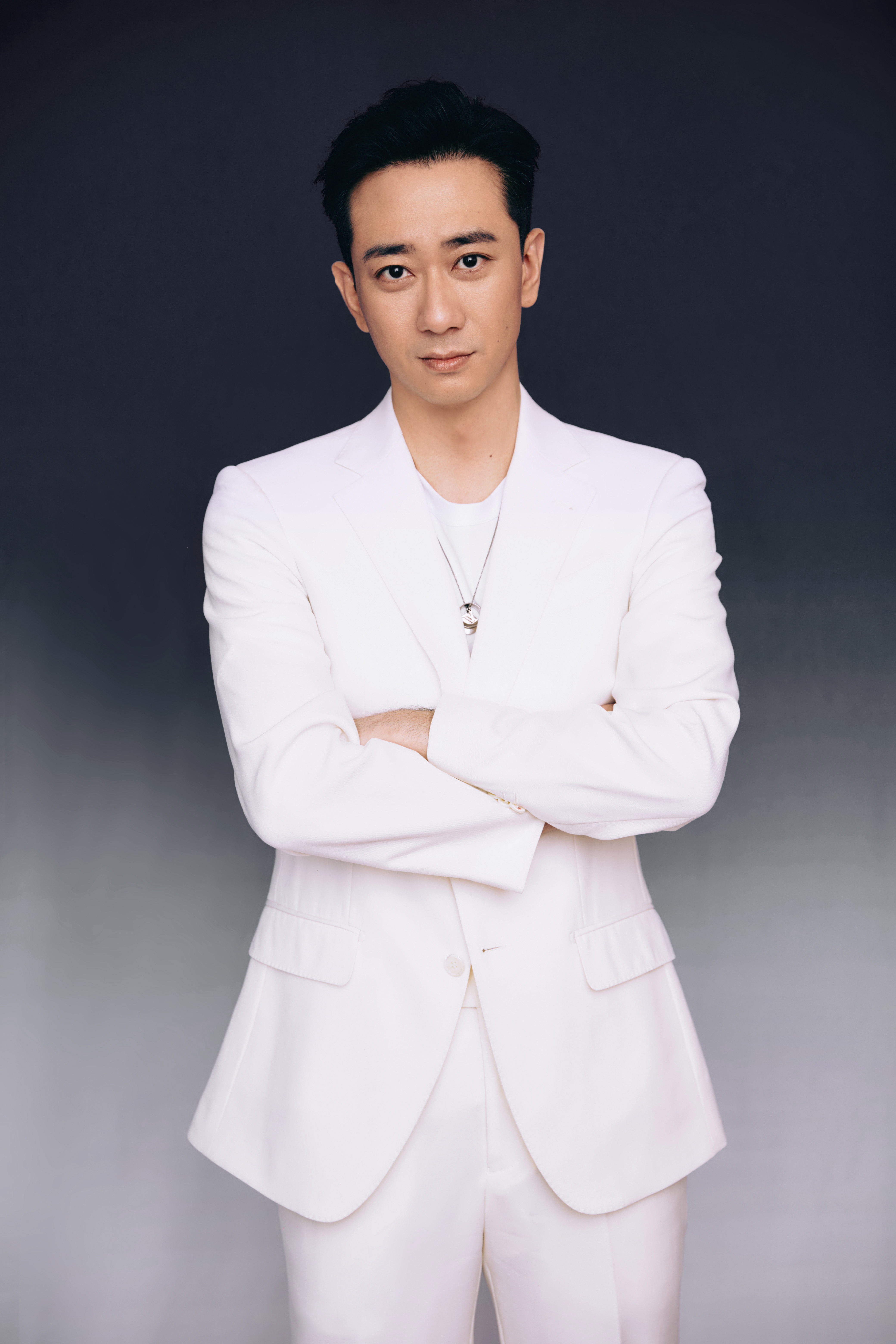 当年,王自健说错话,被妻子打500个耳光,他卑微跪地求饶:"别打了,脸肿