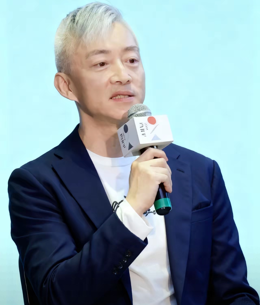 亚宁以前主持节目时那叫一个帅尤其是年轻时候网友可关注他了