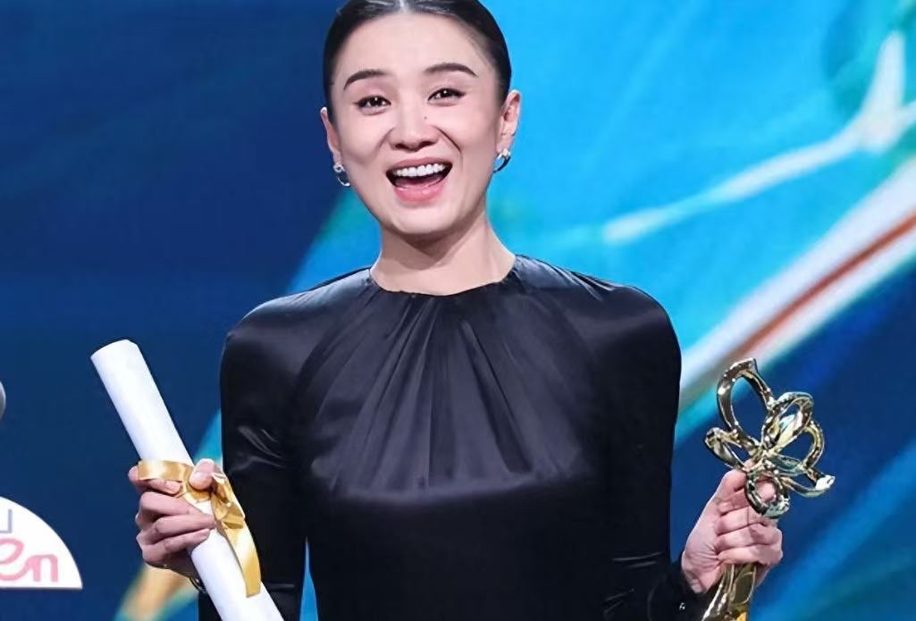 从"花瓶"到"三金影后",宋佳的故事远比荧幕精彩 提起宋佳,大家脑子里