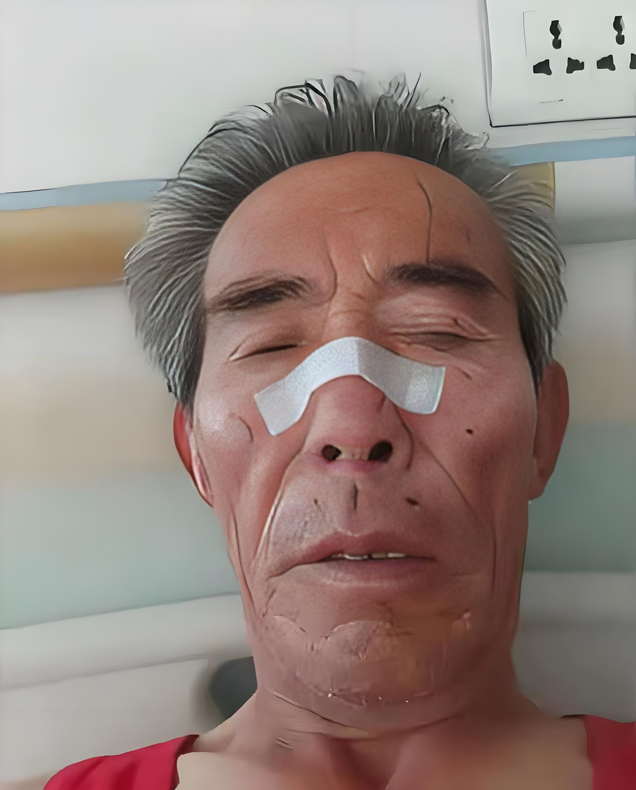 当时他在火山上劝阻一些人别乱扔烟雾棒结果被来