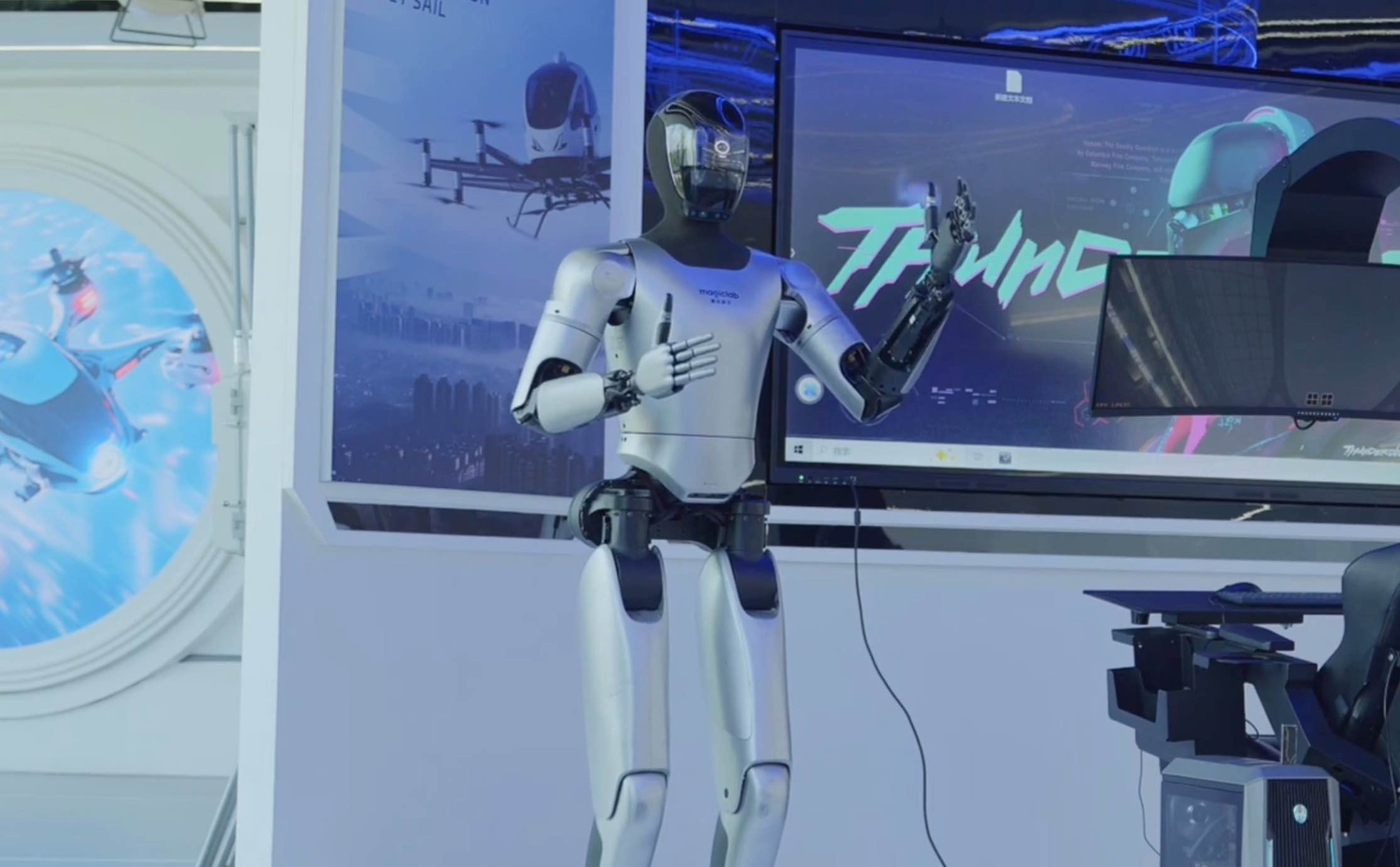 人形机器人成展厅导览 "多面手"