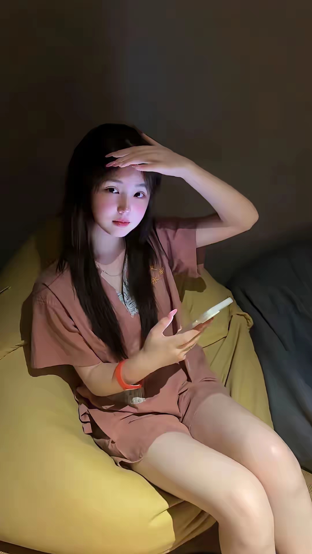 昨天晚上去做足疗 遇到个技师妹妹真的很漂亮 一问年龄才22岁 果然