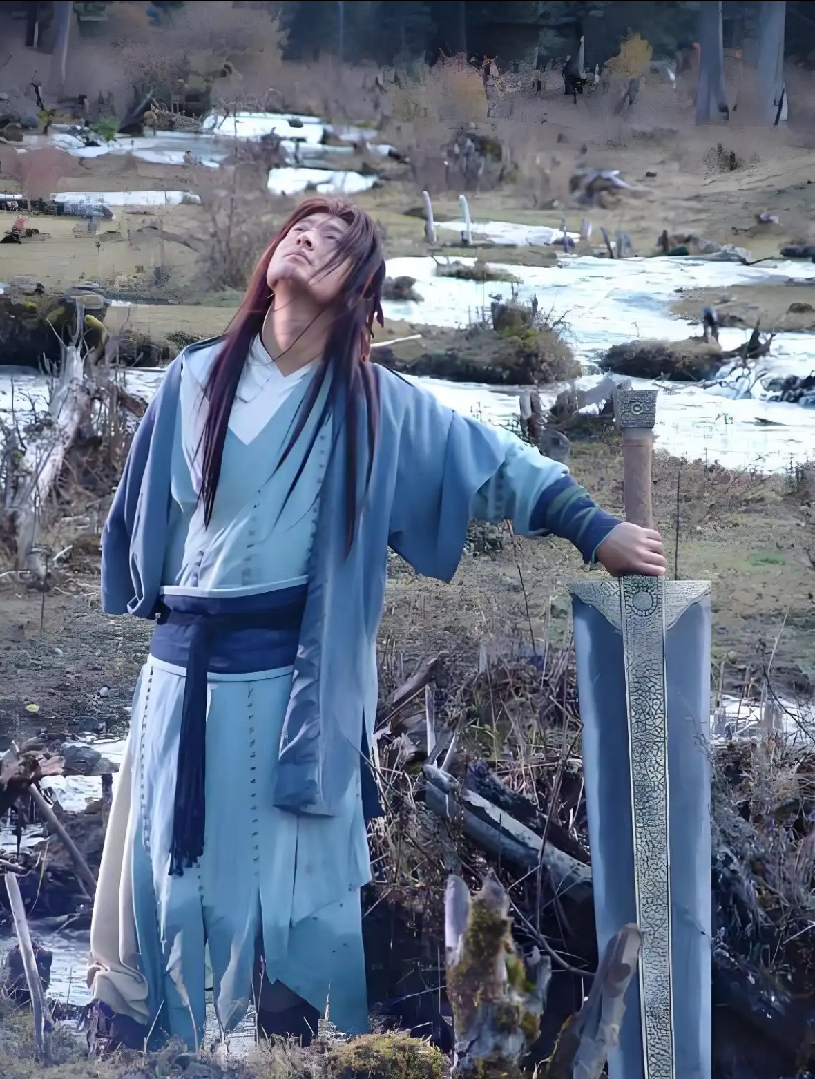 杨过握着玄铁重剑立在山洪里时,总想起初见这剑的模样