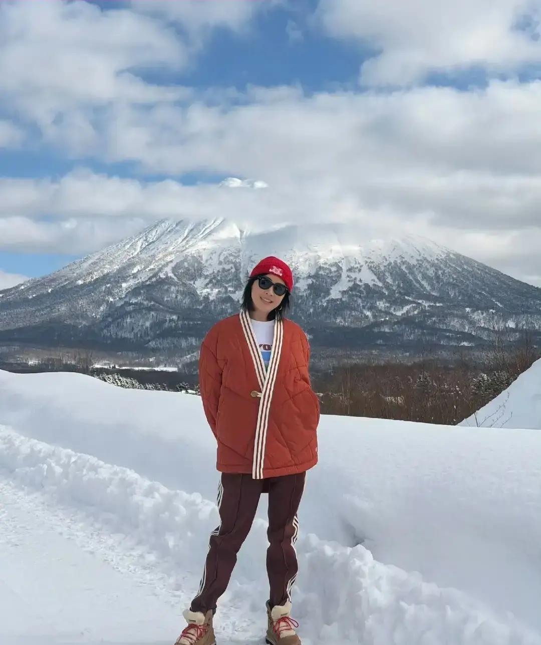 照片里背景是富士山地上都是白雪天空很蓝两个人精神很好看着很