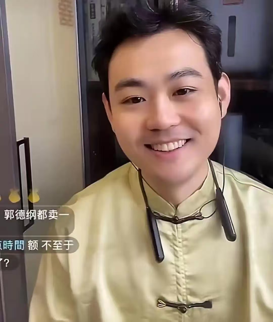 玉浩在直播间里无奈地摆摆手说,官司虽然打赢了,可卢鑫就是不照着办