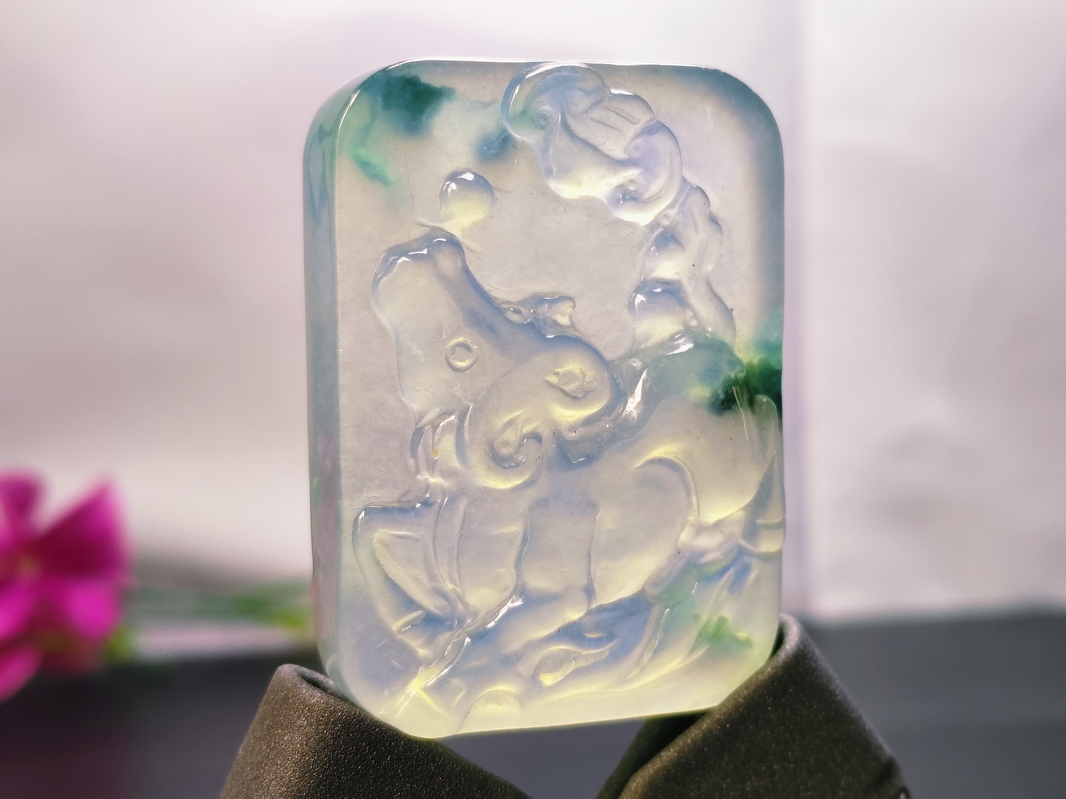 顶级龙石种飘花翡翠牌子挂件感兴趣的话点"我想要"和我私聊吧