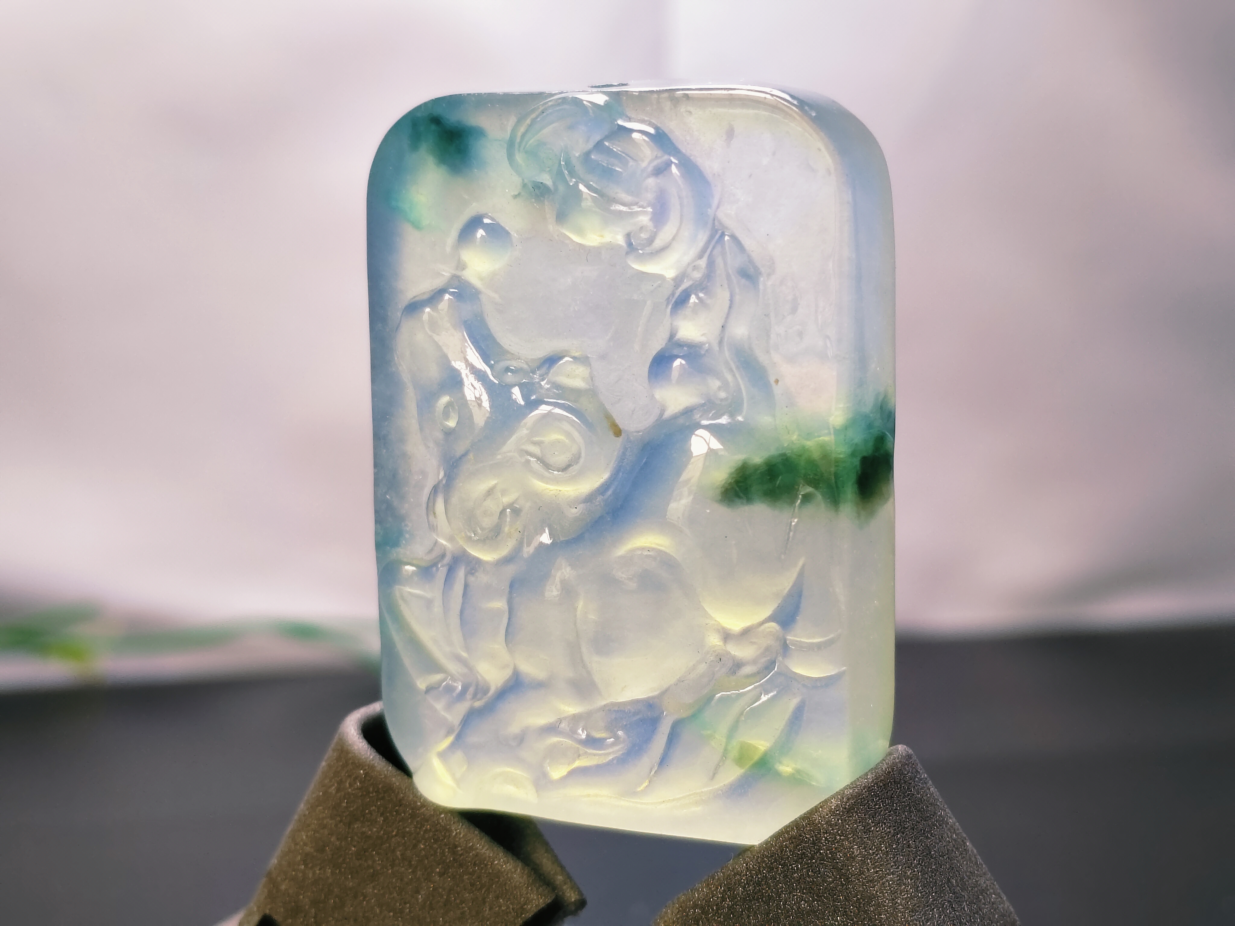 顶级龙石种飘花翡翠牌子挂件感兴趣的话点"我想要"和我私聊吧