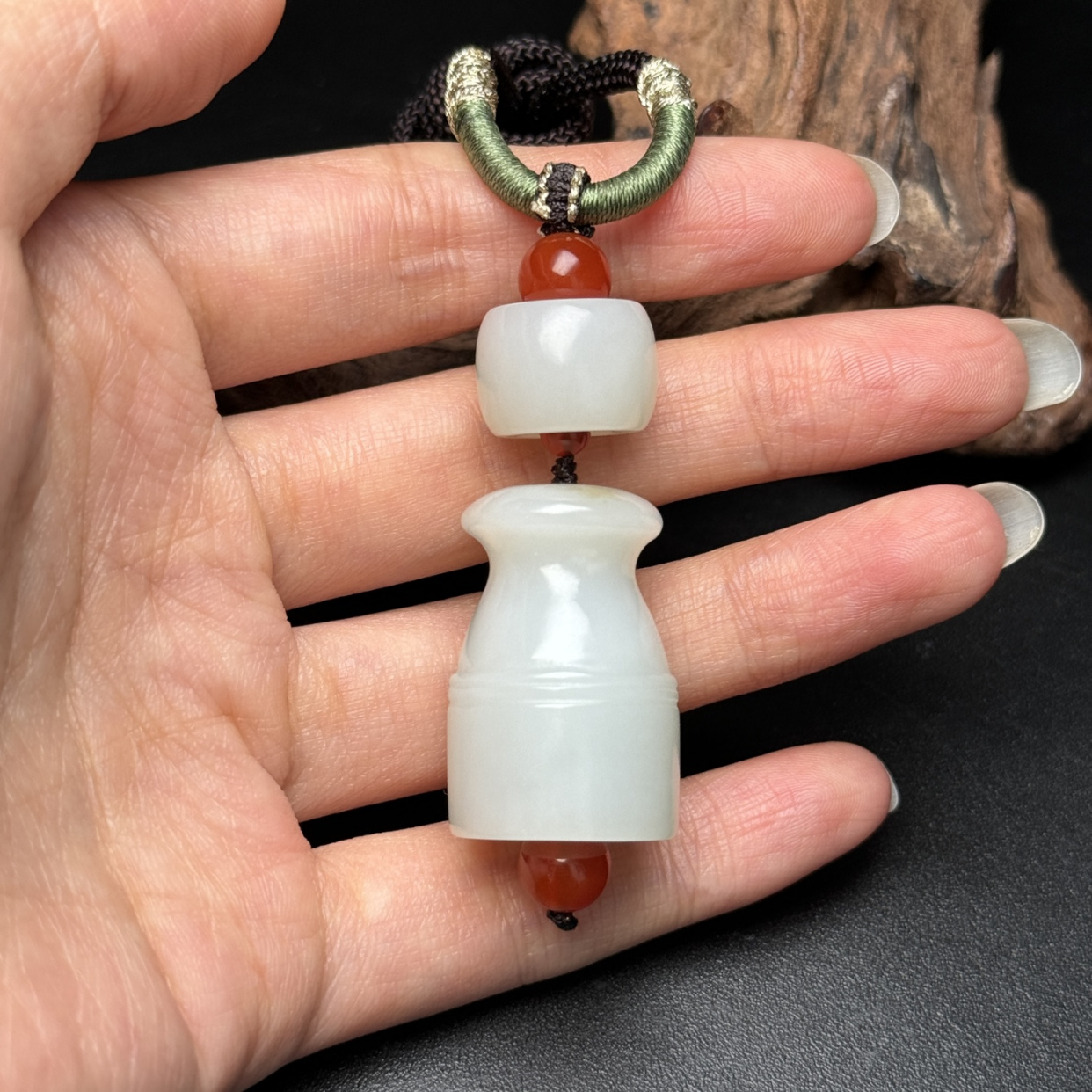 和田玉明清挂件,小烟嘴,造型精美,线条流畅,玉质细腻白润