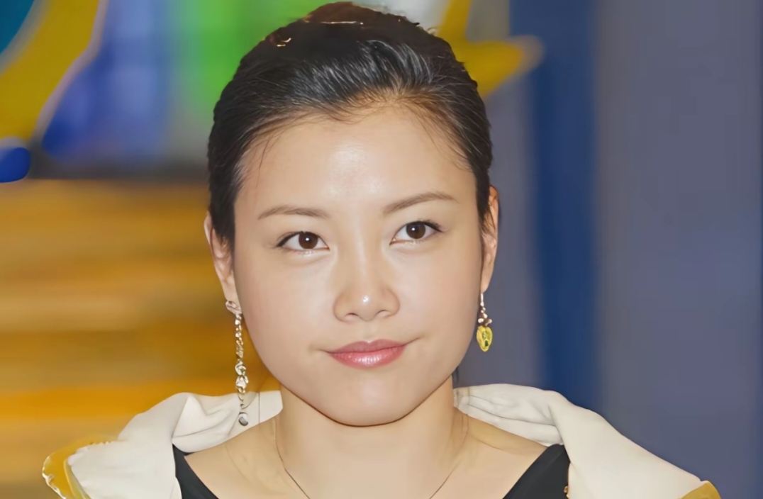 1994年,戴娆从美国演出归来,满心欢喜想着给男友谢东一个惊喜,哪料到