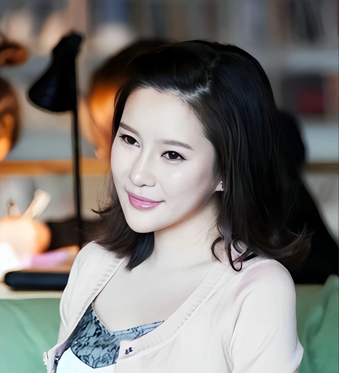 1993年,25岁的袁茵带着45岁的侯耀文回家见爸妈,袁妈妈就说:"我女儿又