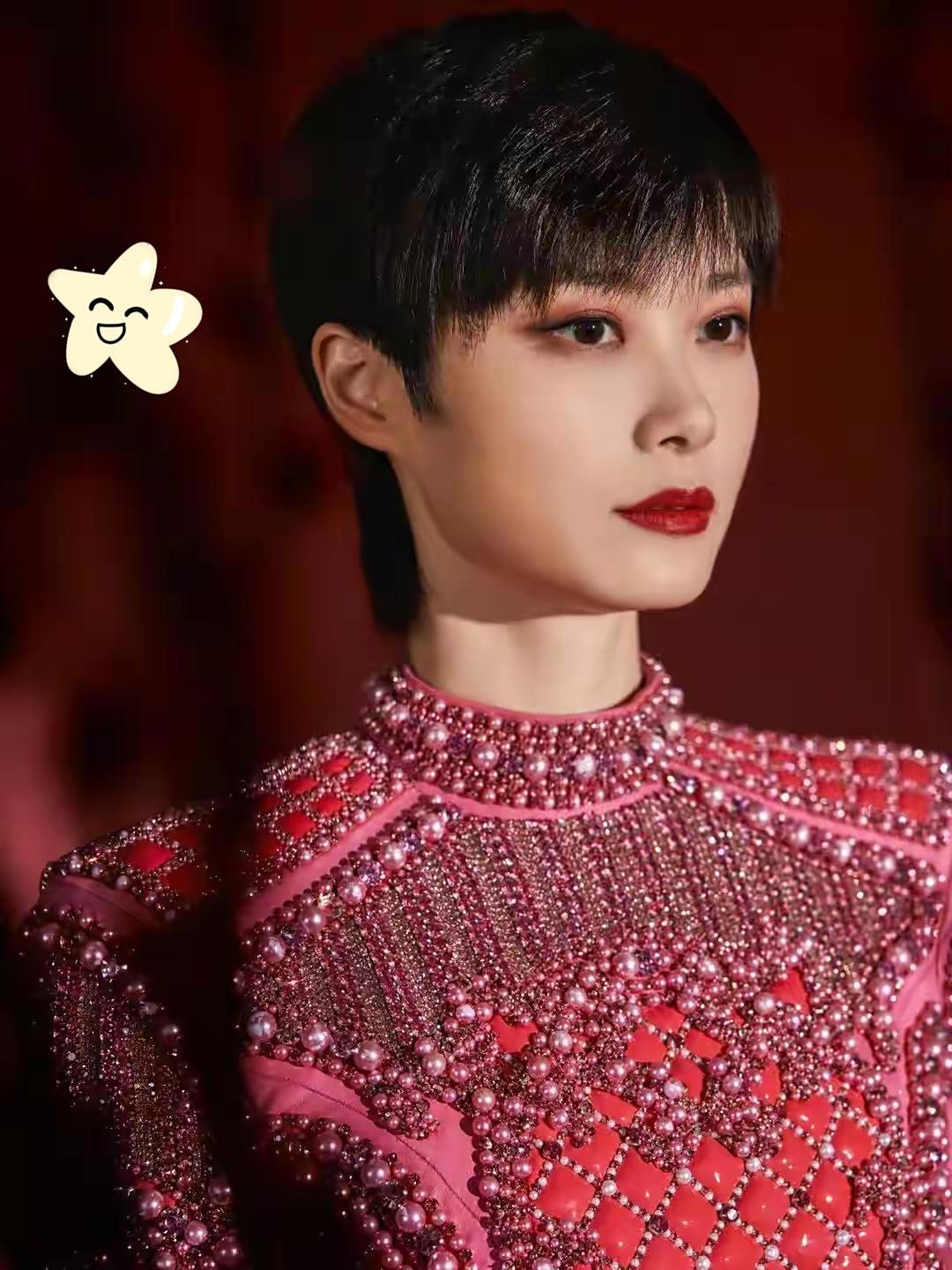 当年超女决赛李宇春的票数把张靓颖远远甩在后面这可和唱功没关系哦