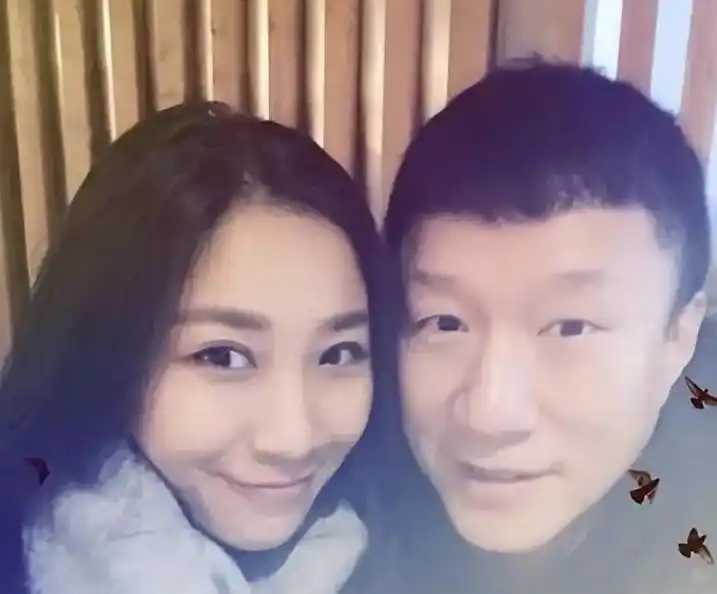 孙红雷和妻子王骏迪悄悄出现在人群里