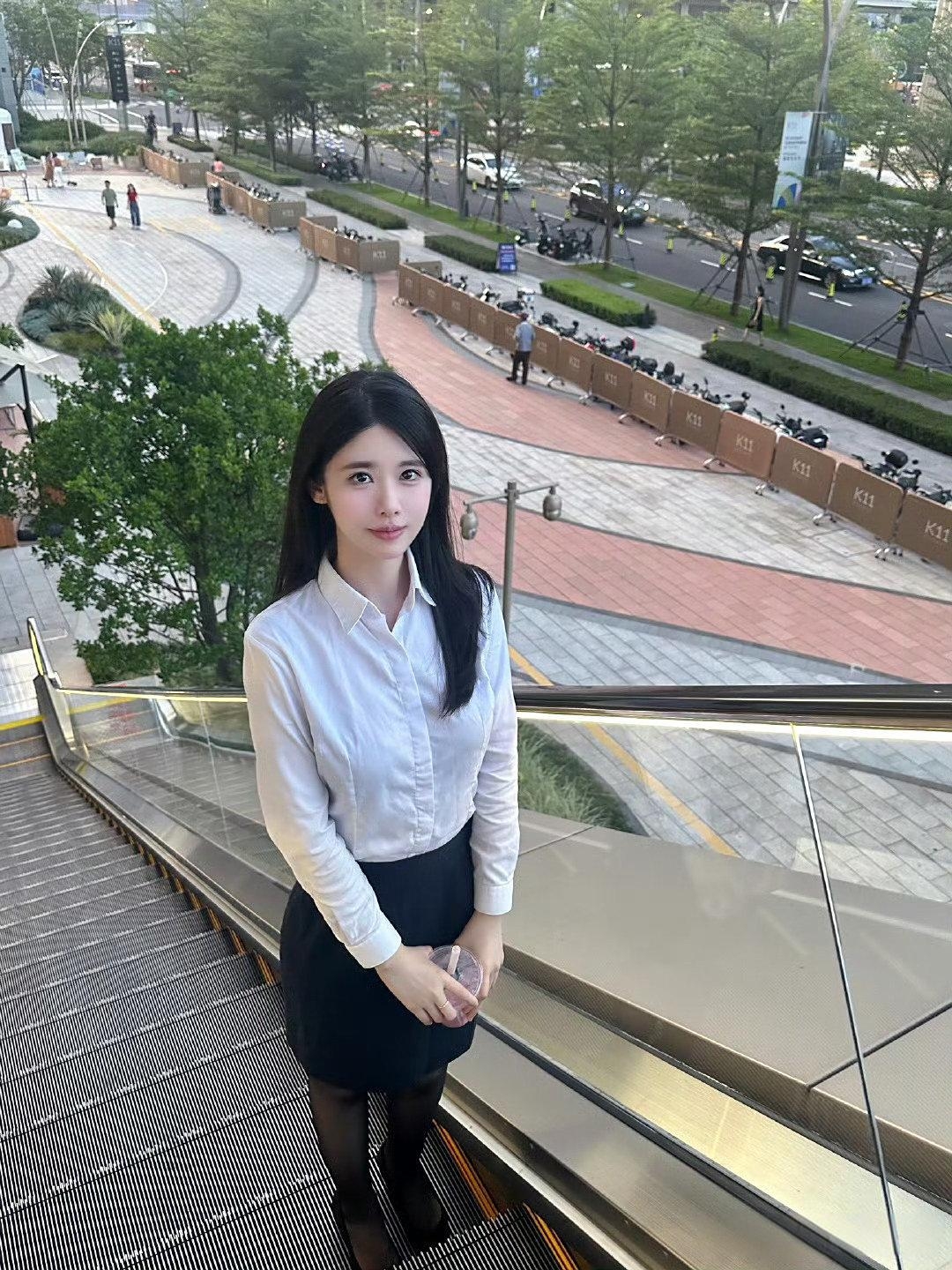 刚走出校园的她,眼里还带着学生气的清澈,扎着利落