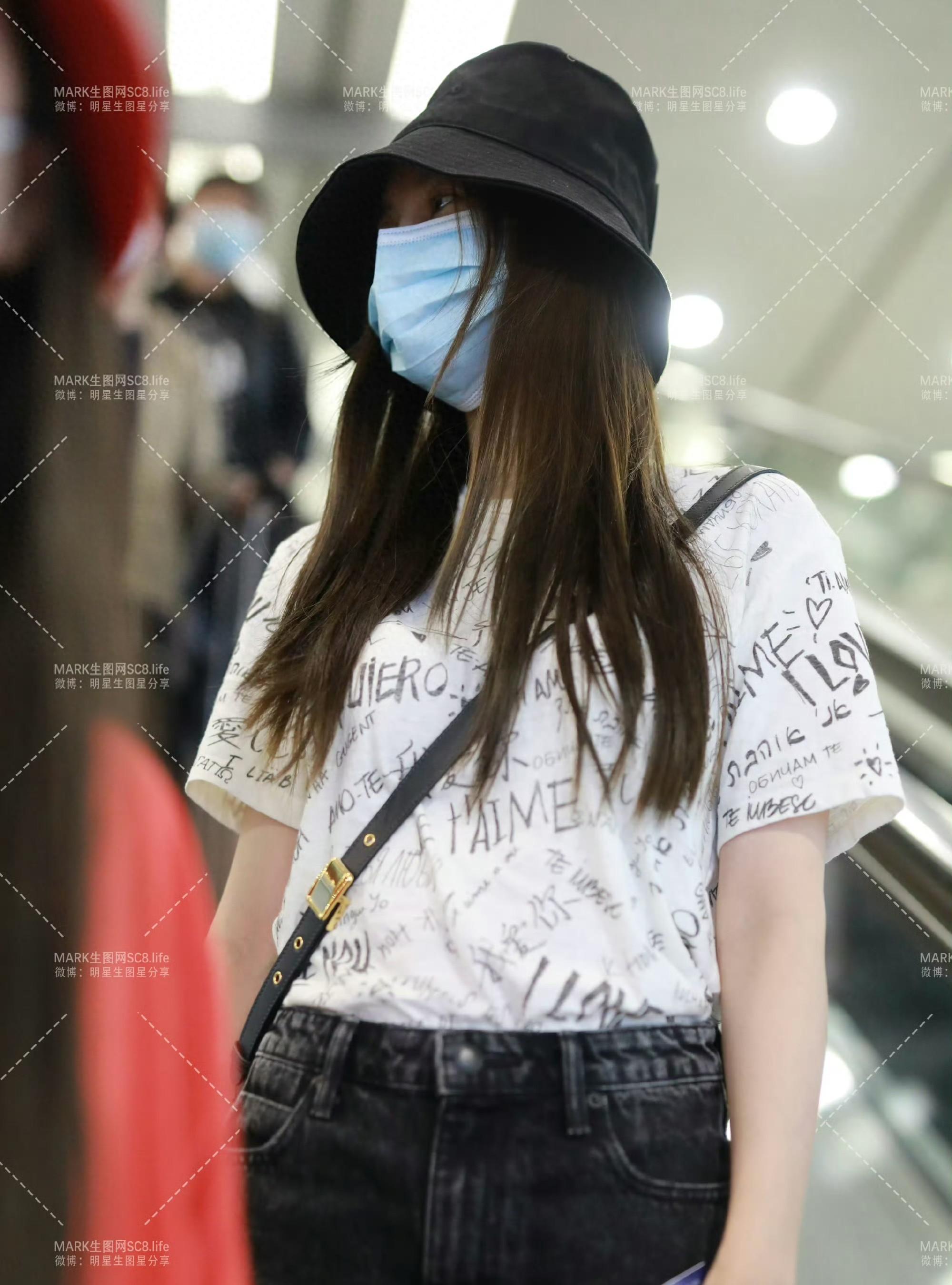 杨颖生图引热议机场路透后明星真实美在生活中再现