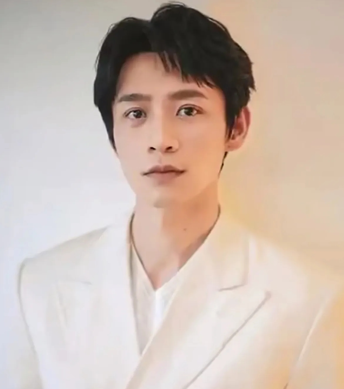 谁也没想到魏晨在《沉默的荣耀》中饰演的聂曦因为入戏太深难以自拔
