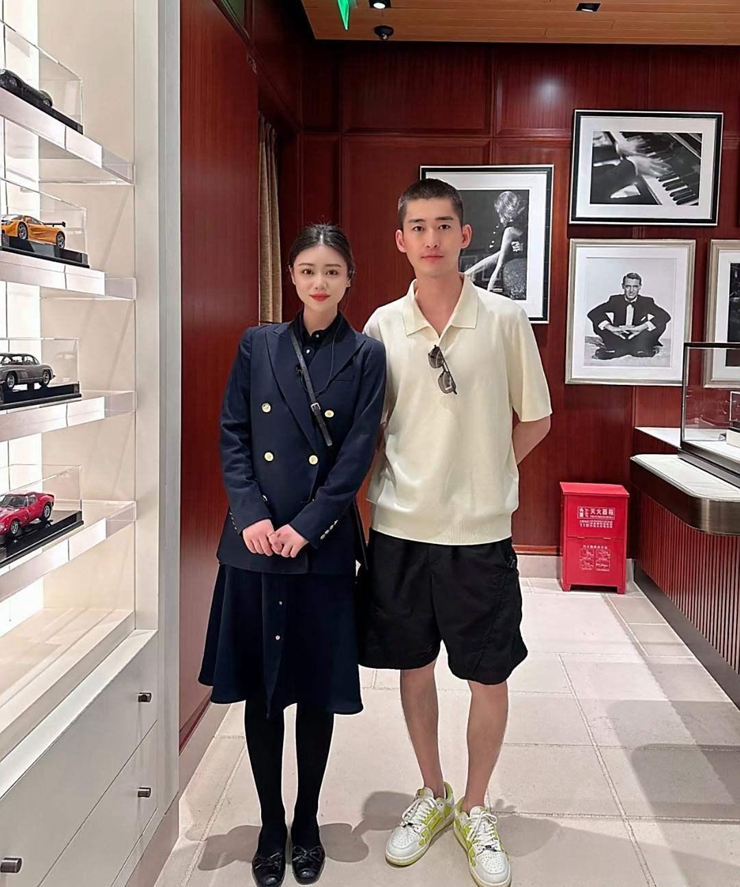 张翰在上海逛街吃饭被偶遇他减肥了剪了寸头没有油腻的感觉了