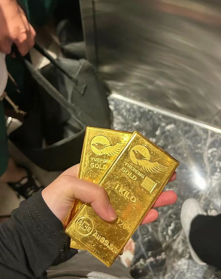 9月2号,一只100克的金镯子,随便一问就要10万零1000块