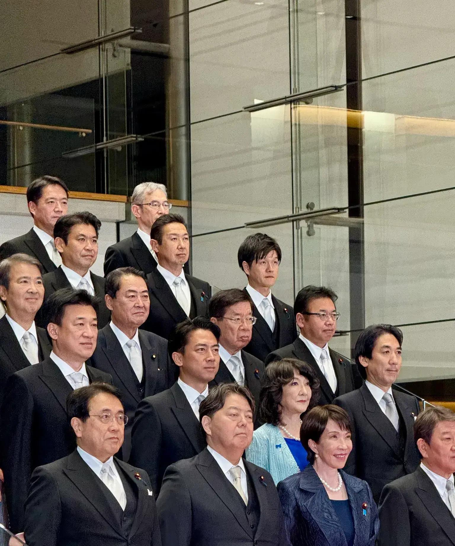 日本新内阁名单出炉小泉进次郎意外接任防务大臣引发政坛震动