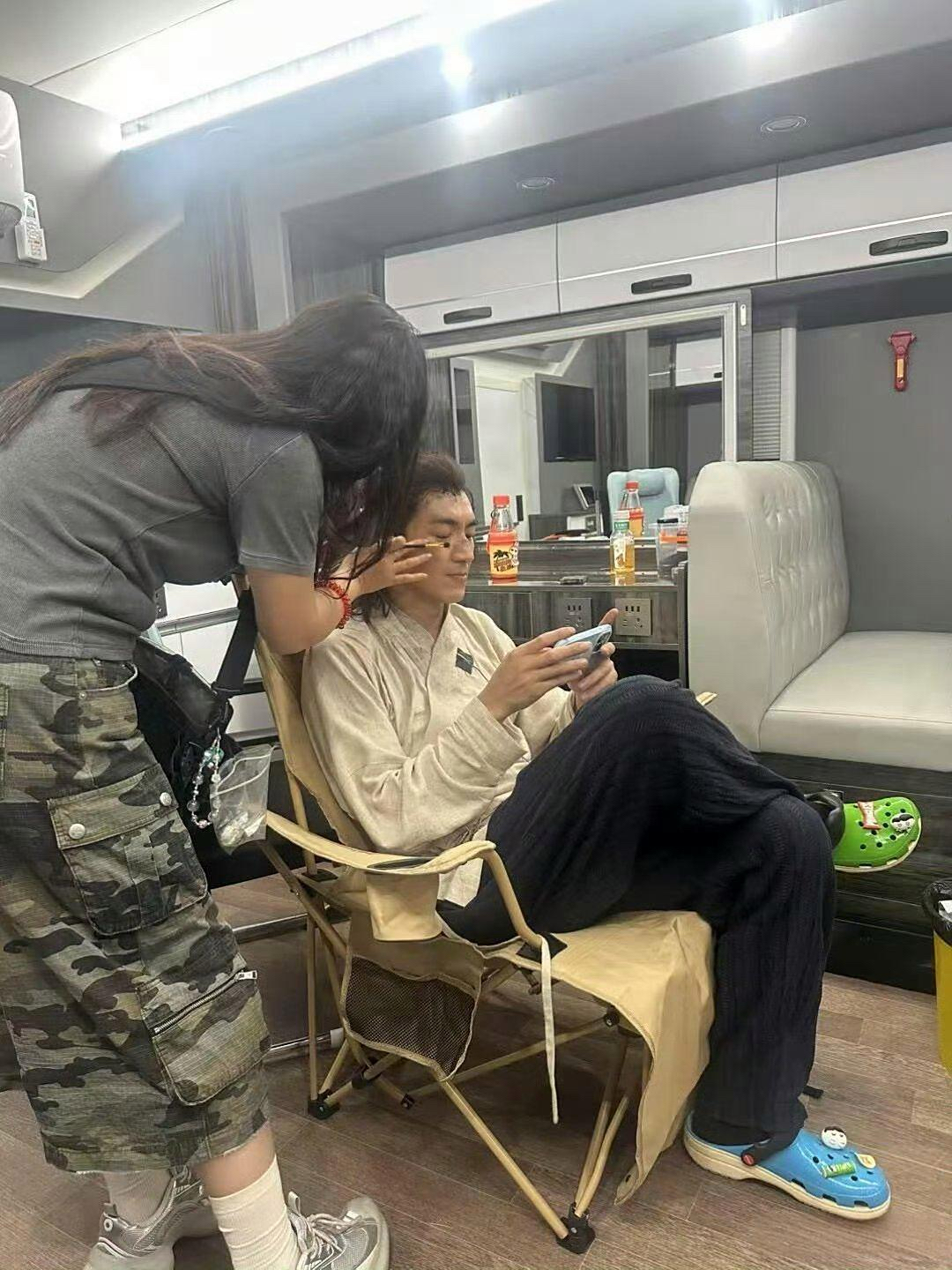 林更新的可爱真的是随处可见啊鞋子是个显眼包