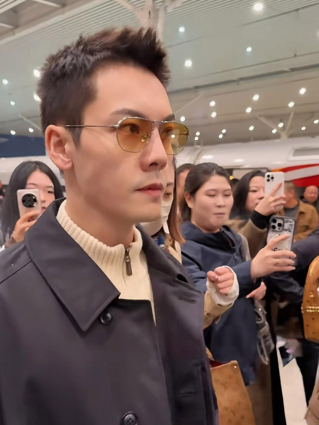 陈伟霆了他坐在商务座上打电话的样子真的是霸总本总眼神凌厉姿态