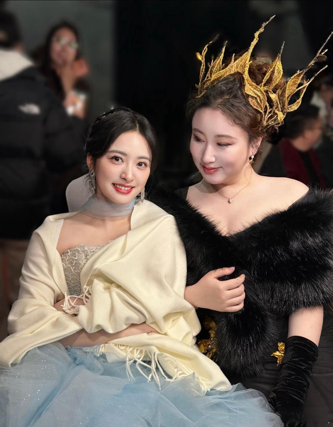 锤娜丽莎分享跟沈月合照沈月回复锤锤很难形容图一