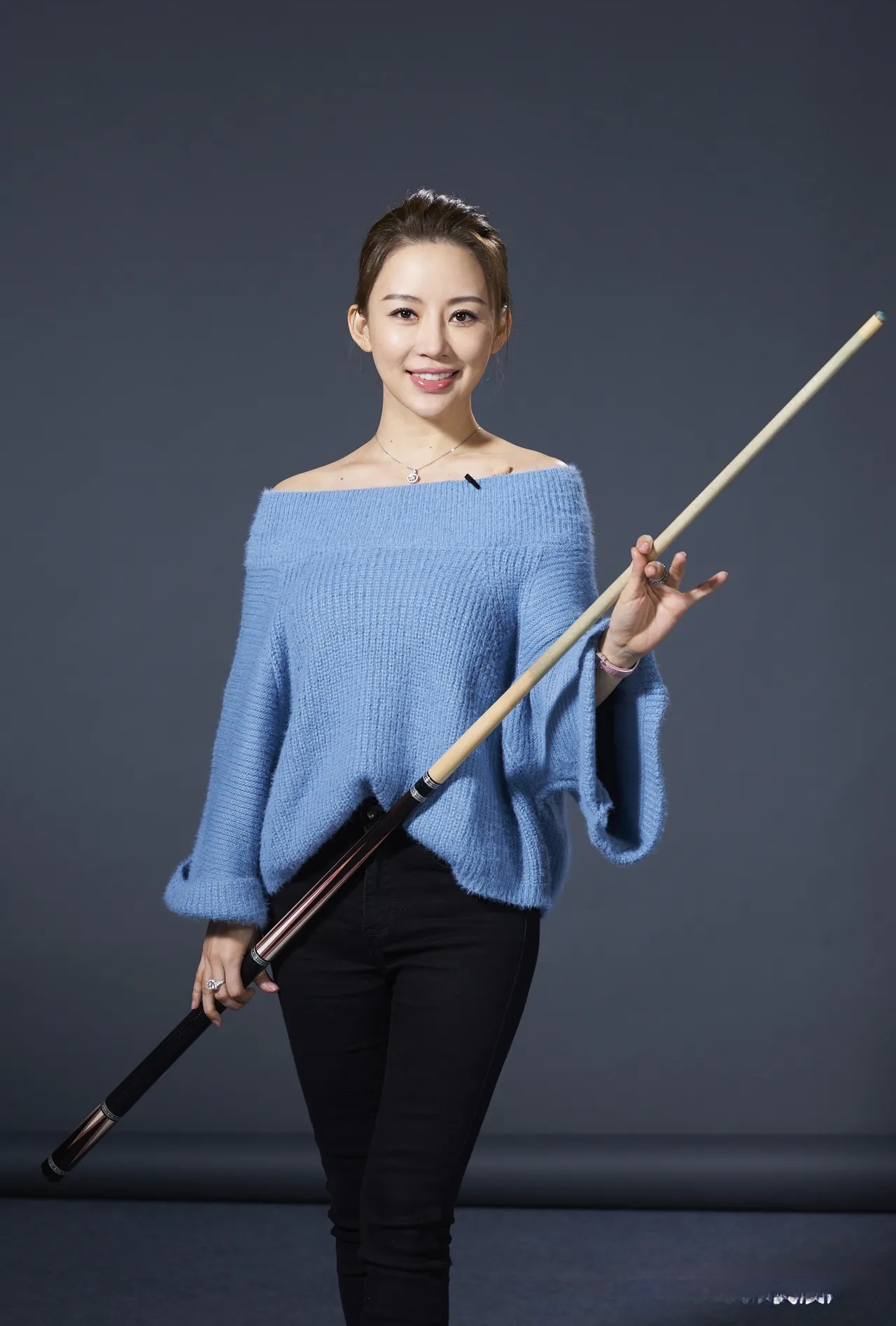 台球女神潘晓婷知性优雅魅力十足