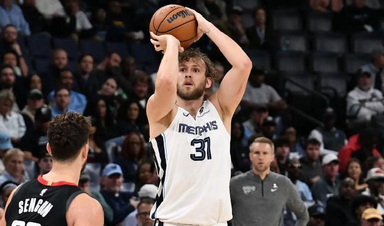 替补封神！兰代尔20+10零失误率灰熊险胜，关键三分成胜负手