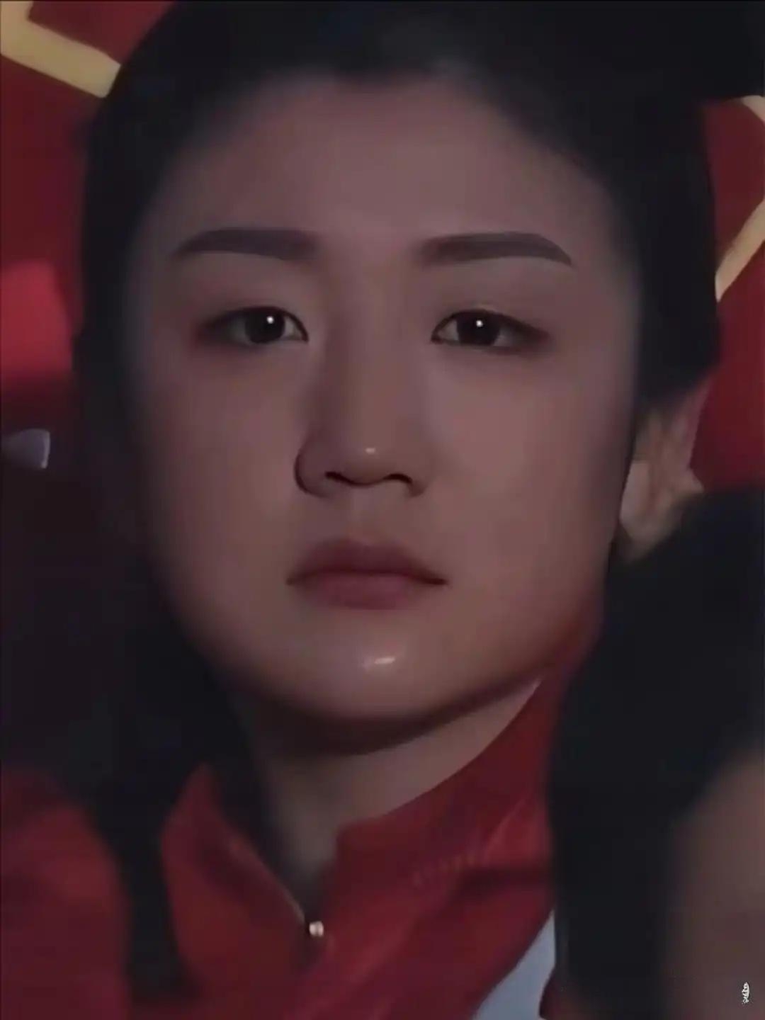 陈梦为何会擦干眼泪坚定的走向赛场而旁边的莎莎则是低头沉默的坐在