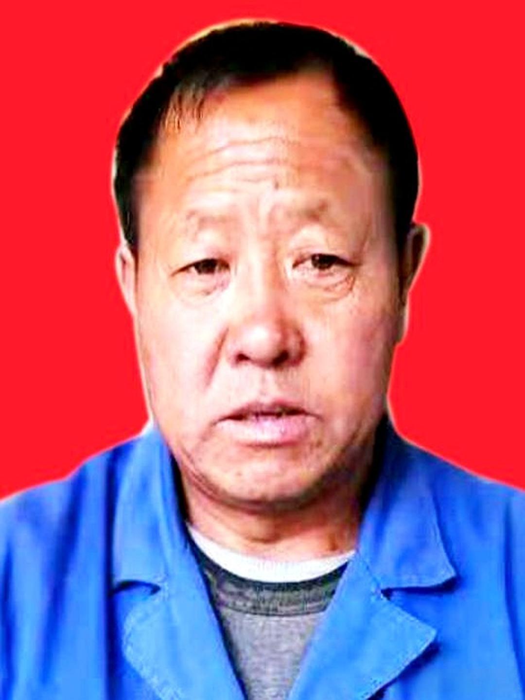 2018年收废品的李师傅花5块钱收了只旧煤炉清理时在夹层里摸出个铝