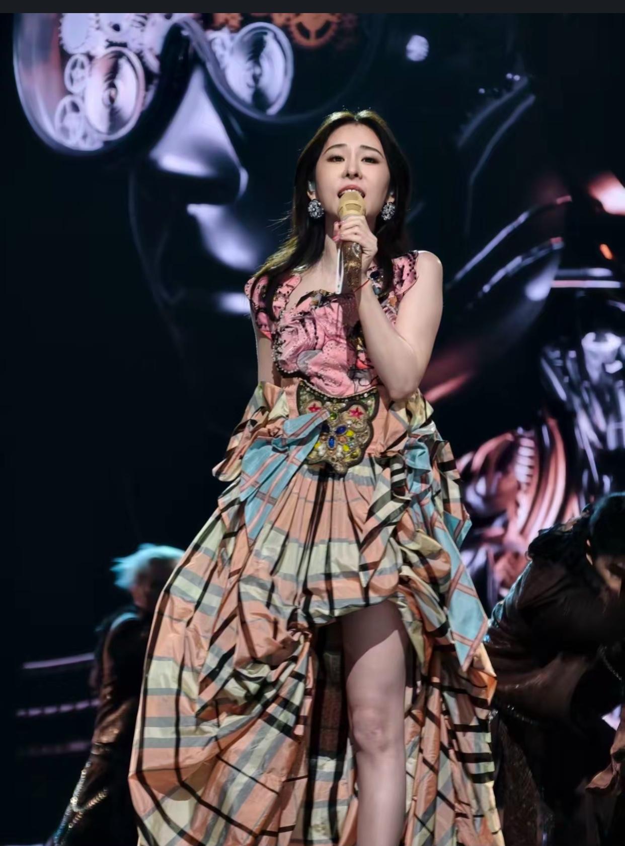 江苏卫视跨年演唱会上张碧晨刚登场开唱作为专业歌手的她居然