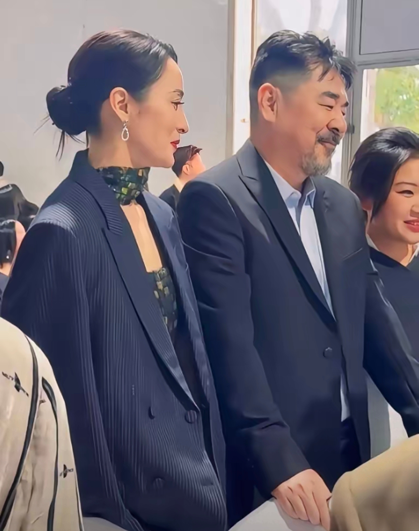 妻子蒋勤勤是公认的大美女两人外貌并不般配可陈建斌用行动证明