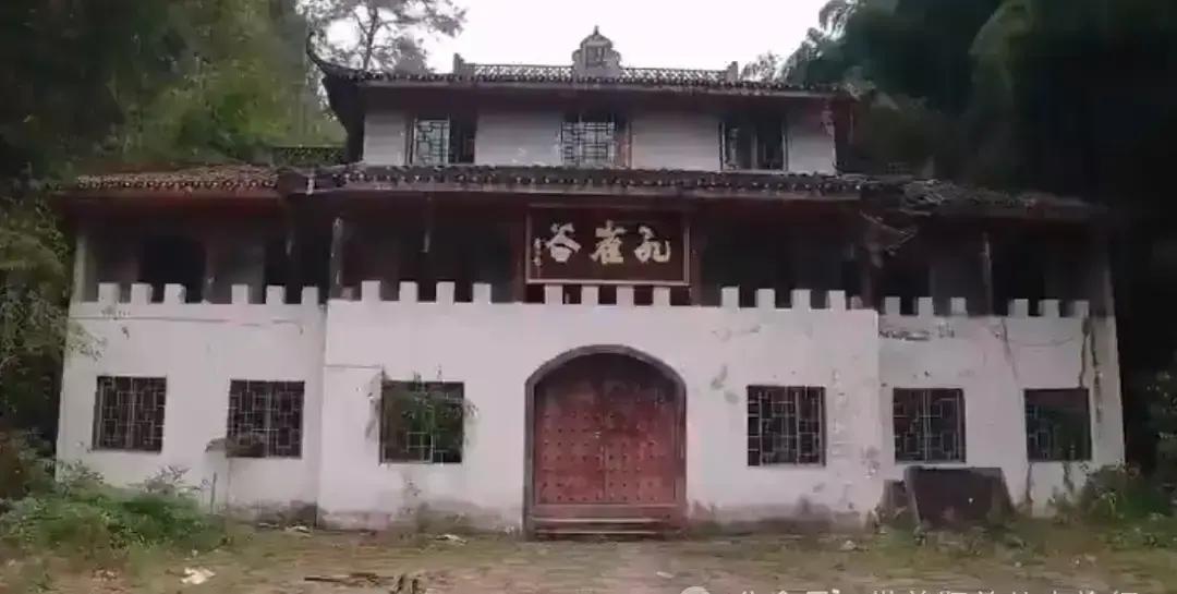 重庆北碚深山里的孔雀谷,咋就从火爆山庄变成危险废墟了