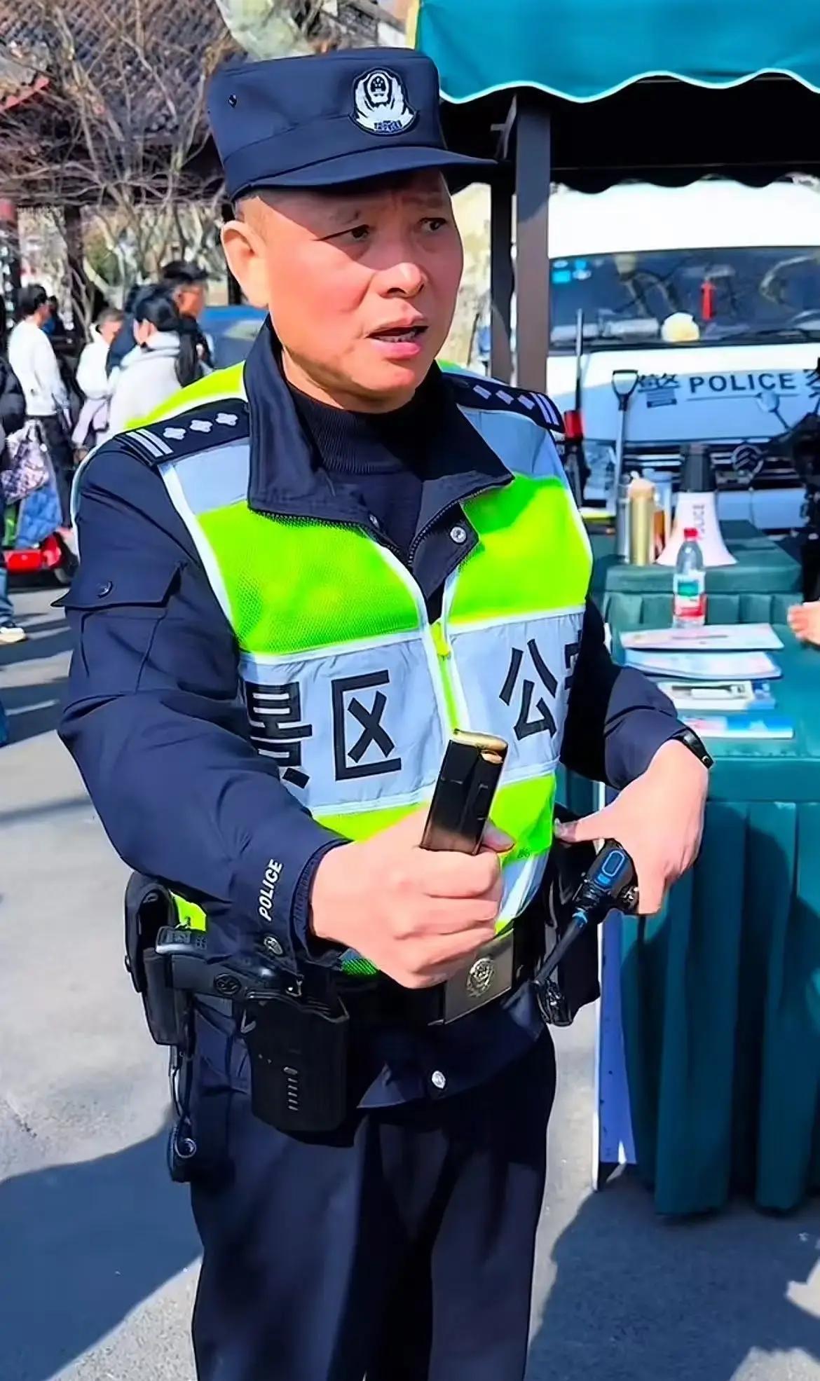 杭州民警弹匣亮出15发实弹为何中国警察能创造这个奇迹?
