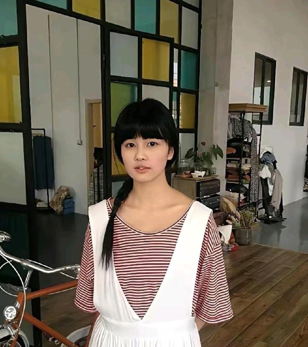 白鹿刚出道时长相就是很邻家很普通的样子没什么特别惊艳的地方