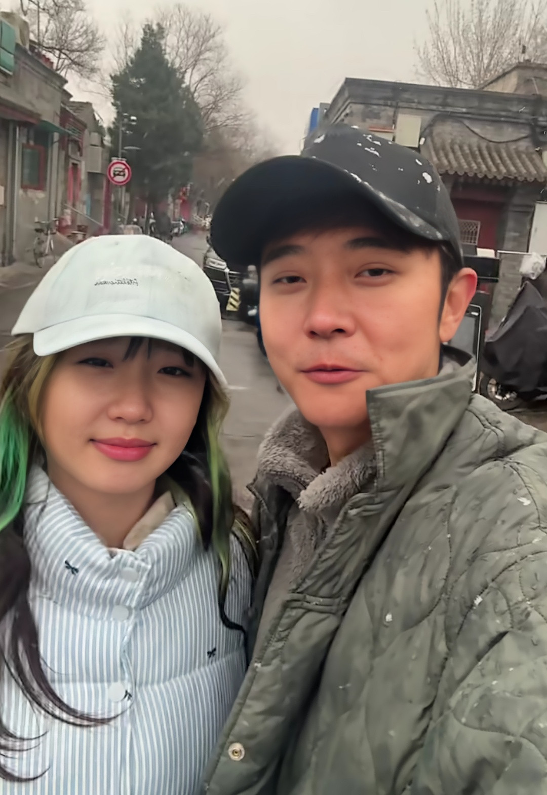 近日张丹峰带女儿彤彤在北京街头嬉戏被网友偶遇11岁的彤彤身高快赶