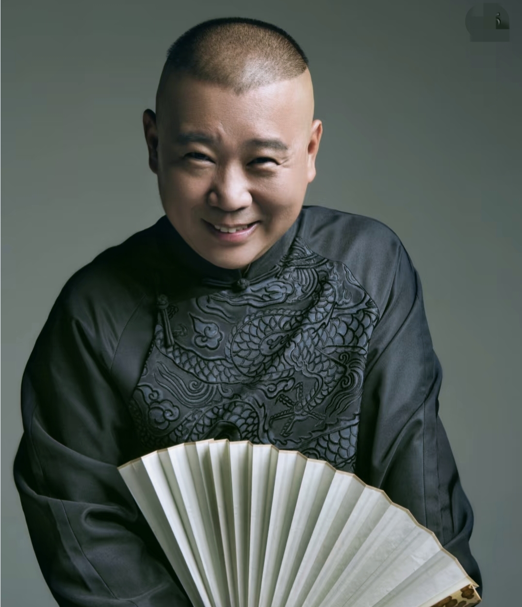 在一场相声表演中,郭德纲以其独特的幽默风格,将皇上的"驾崩",和尚的"