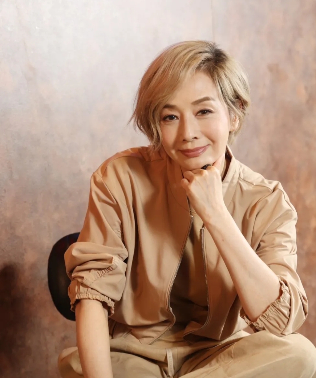 凭借出众的外貌,毛舜筠在1981年正式加入了香港无线电视台