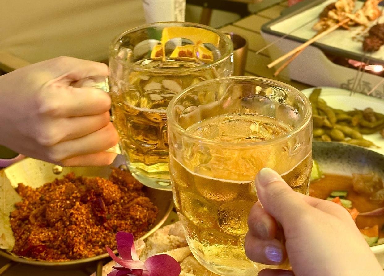 夫妻夜宵摊举杯图片姐妹聚会点烟图片男女吃饭喝酒的真实图片女生在