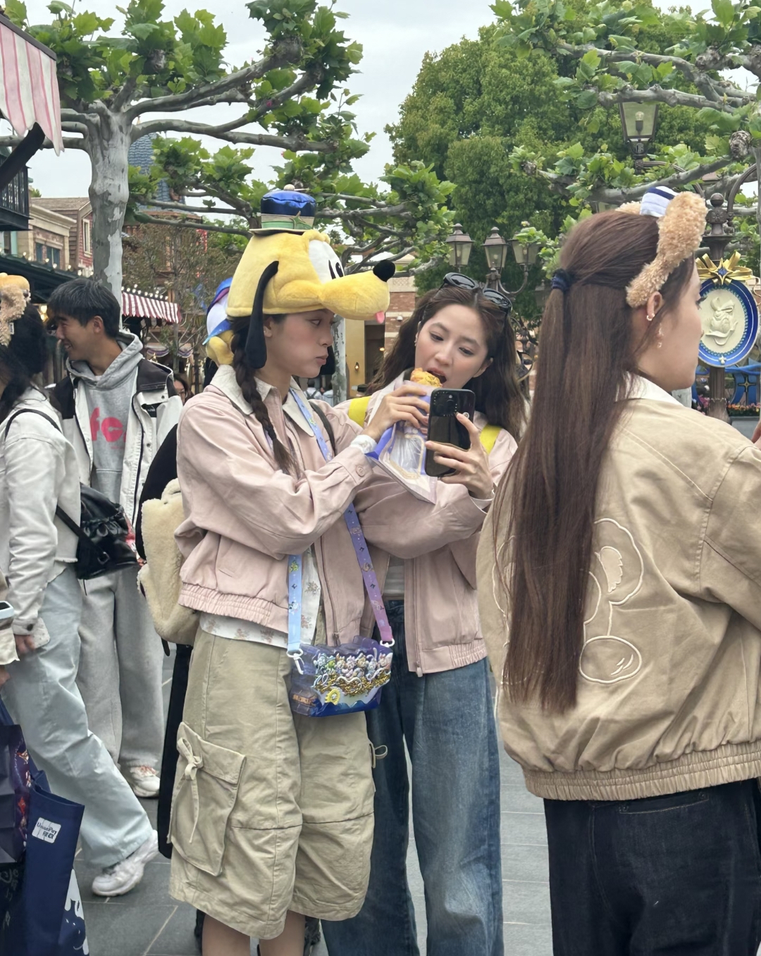 上海迪士尼偶遇欧阳娜娜三姐妹素颜松弛感引战明星私域该被凝视吗