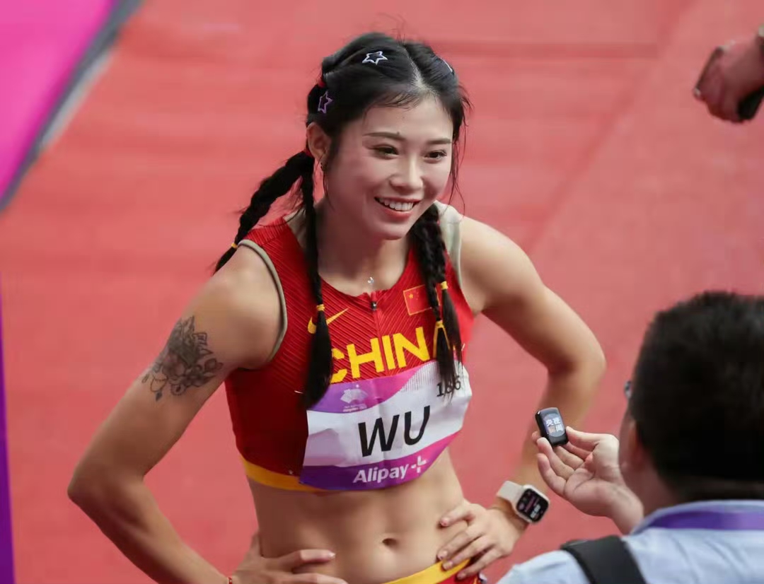 赛场上,她目光如炬,步伐矫健,每一步都带着破风的锐气